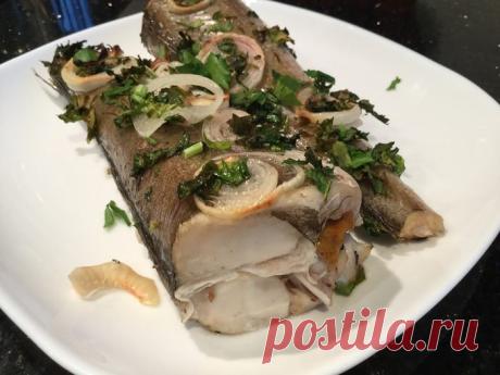 Запеченный хек | Foodbook.su Мой муж попросил приготовить рыбу, как в садике, но не жареную, а запеченную. Не знаю точно, как готовили хека в его садике, но этот рецепт родом из моего детства, так готовили эту рыбку моя мама и