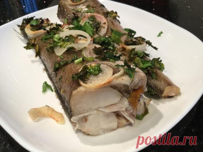 Запеченный хек | Foodbook.su Мой муж попросил приготовить рыбу, как в садике, но не жареную, а запеченную. Не знаю точно, как готовили хека в его садике, но этот рецепт родом из моего детства, так готовили эту рыбку моя мама и
