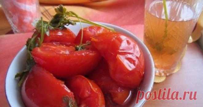 Невероятно вкусные помидоры дольками на зиму 
Ингредиенты:


Для заливки на 1 л воды:
сахар — 6 ст.л.
соль — 50 г,
уксус 9% — 3-4 ст.л.


Приготовление:

Укладываем в литровые банки разрезанные пополам помидоры (лучше дамские пальчики), переклад…