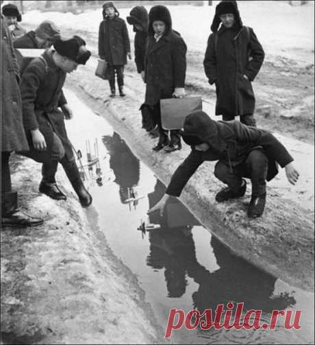 Где купить путёвку в детство? ……Чтобы детям показать……… как же было интересно……во дворе толпой гулять.……Жгли костры……играли в прятки……пеленали всех котов…… мы играли в наши игры……в продавцов и докторов.…… На скакалке мы скакали ……и гоняли &quot;лесапед&quot;……... Жаль, конечно, в наше время, детство - это интернет…
