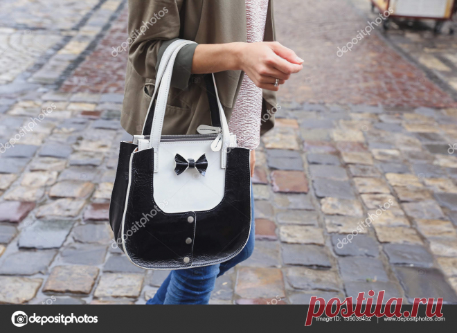 Стильная девушка с красивой кожи сумочка — Стоковое фото © flil #139039452