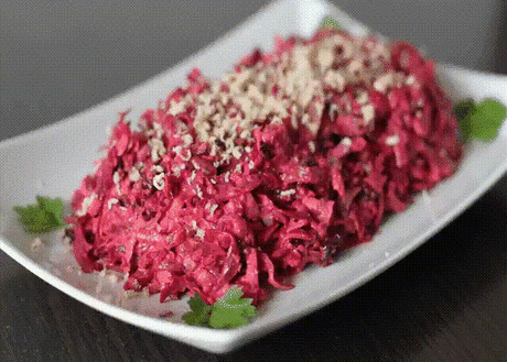 Очень вкусный салатик - "Пиковая дама"
Свёклу для салата следует брать насыщенного бордового цвета. Салат можно заправлять и майонезом, и оливковым маслом.
Ингредиенты:
- 1 свекла
- 1 соленый огурец
- 2 зубчика чеснока
- 35 гр грецких орехов
- 1 яблоко
- 80 гр майонеза
- 35 гр чернослива
Для приготовления салата нужно взять вареную свеклу, соленый огурец, ядра грецких орехов, зеленое яблоко, чернослив, чеснок и майонез.
Свеклу очистить и натереть на крупной терке.
Чернослив залить горячей водой