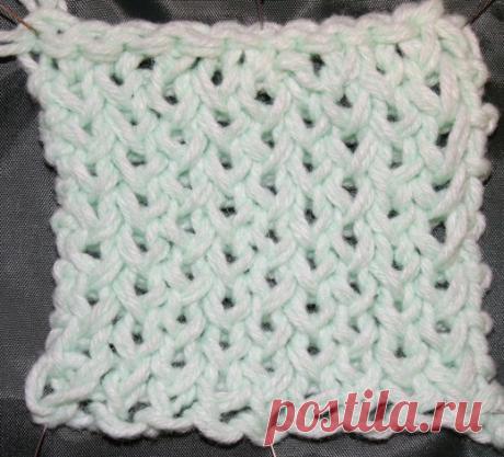 Учимся вязать на луме (Loom knitting). Урок седьмой: узор из простых и кручёных петель