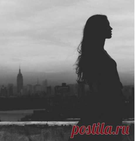 ..."Спину ровней, Принцесса. Вам не к лицу сутулость", - 
вечно учил профессор, словно туман, седой. 
"Ну-ка, лопатки вместе! Что ты опять согнулась? 
Выпрямись, как на мессе. Славно. Вот так и стой. 
Хоть в будуаре тёмном, наедине с повесой, 
хоть пред толпой народа, хоть пред лицом врага... 
Что б ни случилось в мире - спину ровней, Принцесса, 
если вам хоть немножко честь своя дорога". 
 
Умер давно учитель, канули в Лету годы, 
но старика наука крепко впиталась в кровь...