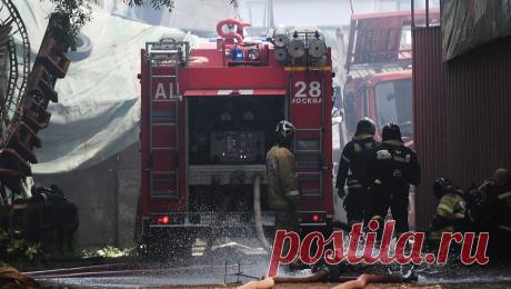 Несущие балки крыши обрушились в горящем доме на улице Черняховского во время пожара. Обрушение чердака началось в горящем на севере Москвы доме, сообщили в оперативных службах. Об этом пишет ТАСС со ссылкой на оперативные службы. ТЦ &quot;Галерея Аэропорт&quot;, который находится рядом, открыли для жителей шестиэтажки, ...