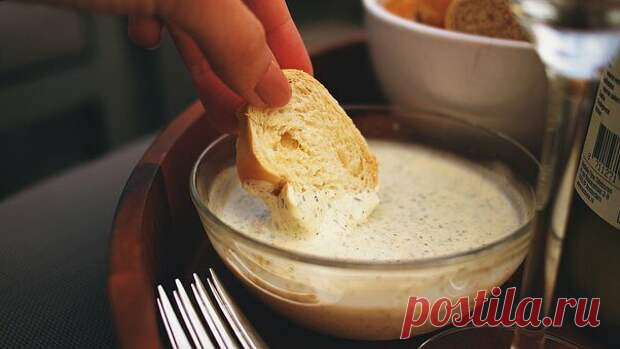 Чем заменить майонез? Подборка простых и полезных рецептов - БУДЕТ ВКУСНО! - медиаплатформа МирТесен Рецепт №1 200 гр грецких орехов 1 ст.л. панировочных сухарей 1 ст.л. растительного масла 2 вареных желтка 1 ч.л. горчицы 3 зубчика чеснока 2 ст.л. уксуса 2 ст.л. воды Соевый соус по вкусу Орехи, желтки и чеснок измельчить с помощью блендера до однородной массы, влить масло, добавить горчицу и...