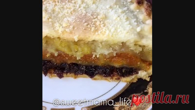 ТАТАРСКИЙ ТРЁХСЛОЙНЫЙ ПИРОГ 

Это вкуснейший трехслойный пирог 

Обычно его готовят на дрожжевом тесте но я решила попробовать на песочном. Получилось вкусно 


Для теста: 
2 стакана муки 
200 гр масла 
Вода или молоко - 100 мл; 
Сахар - 100 гр; 
Соль и сода - по щепотке; 

Для начинки: 
Курага - 200 гр; 
Чернослив - 200 гр; 
Лимон - 2 шт (маленьких) 
Сахар - 9 ст.л. 

Приготовление: 
Сливочное масло растереть с мукой, до получения мучной крошки (1-2 ст.л. крошки отложить ...