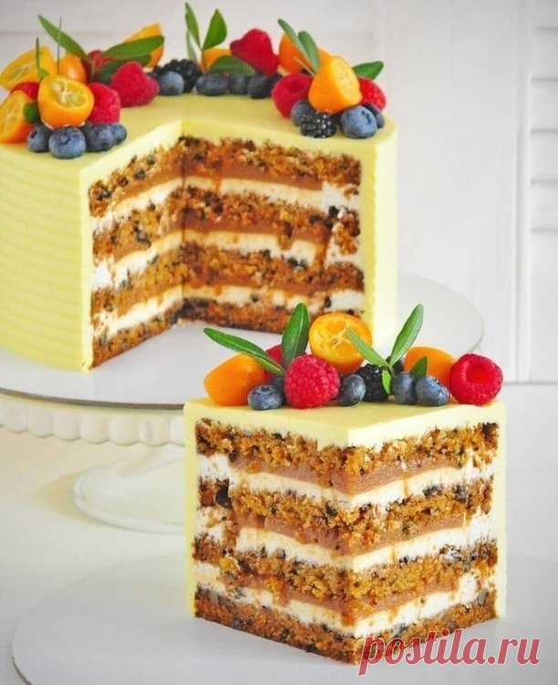 МОРКОВНЫЙ ТОРТ

 
В составе:
- сочный морковный бисквит на тростниковом сахаре с грецкими орешками и лёгкой ноткой апельсина
- апельсиновая карамель
сливочно-сырный крем
Морковка здесь совсем не чувствуется, лишь придаёт неповторимый вкус и сочность. Единственный минус - лёгким этот торт не назовёшь, он сладкий и очень сытный!