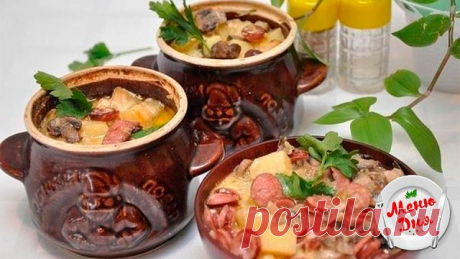 Горшочки с охотничьми колбасками- сытно и вкусно

 Ингредиенты:

На 4 горшочка:

●картофель – 1 кг,
●охотничьи колбаски – 6 шт.,
●репчатый лук – 2 шт.,
●шампиньоны – 200 г,
●сметана – 1 ст.,
●бульон – 700 мл,
●сладкая паприка – 1 ч. ложка,
●растительное масло для обжарки,
●соль, перец горошком, зелень, лавровый лист по вкусу.

Приготовление:

Почистить картофель, нарезать кубиками и слегка обжарить. Лук мелко порезать и обжарить вместе с грибами. Колбаску порезать кружочка...