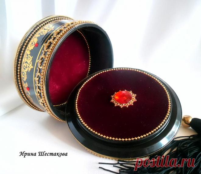 Шкатулочка «Тысяча и одна ночь». Декупаж, фурнипаж, стразы. Внутри обивка бордовым стрейч-бархатом. Кисть ручной работы, съемная