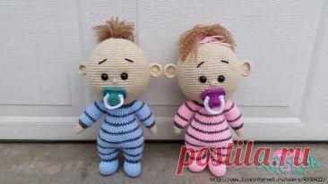 Пупсик крючком Автор Мария Козлова( Найдено в свободном доступе)Материалы:Пряжа (на образце Vita cotton lira):- бежевый (ручки и голова);- голубой или розовый (тело);- желтый или любой другой цветной для соски;- немного черного, чтобы вышить брови;- коричневый (волосы).Крючок 1,3.Наполнитель (Набиваем...