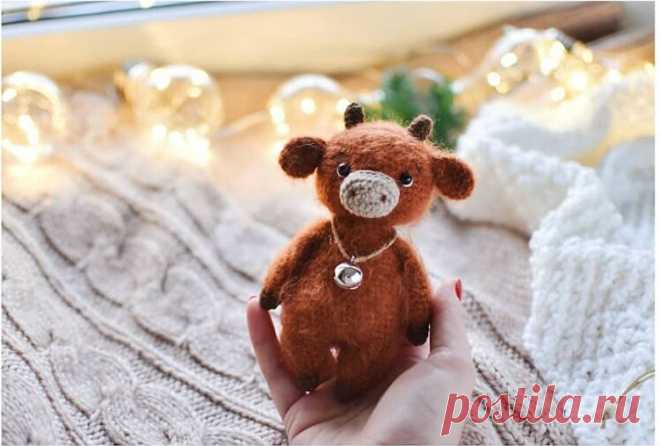 Вязаный маленький бычок крючком: подобная схема вязания Амигуруми вязаный маленький бычок по схеме от автора @ludaorlova_toys. Для вязания понадобится крючок 2 и пряжа NAKO PARIS, Alize COTTON GOLD, JEANS