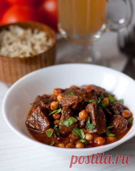 Жаркое из говядины с нутом на Вкусном Блоге У нас тут уже вовсю весна, а не за горами и лето 🙂 Как потеплеет – начнем готовить холодные супчики, окрошки там всякие. А пока держите горячее сытное блюдо, которое скрасит вам вечера, пока на улице еще прохладно, а отопление уже отключили. В этом прекрасном жарком помимо сытной говядины присутствует…