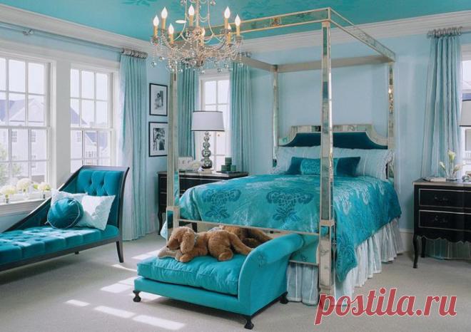 Голубой цвет в интерьере 
Пожалуй, не очень часто можно встретить в интерьере квартир и домов бирюзовый цвет, и это совсем не справедливо. Ведь в последние годы и ведущие дизайнеры и законодатели моды в мебельном производстве уверенно выводят этот цвет в позиции лидеров.