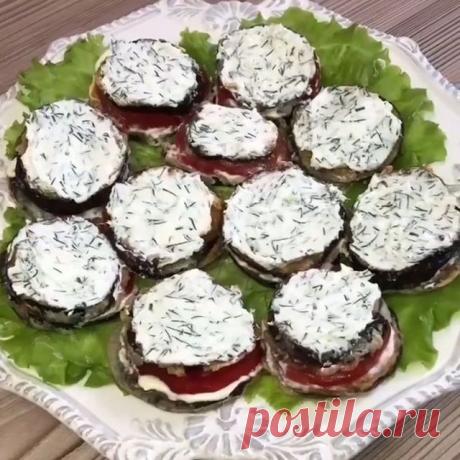 Очень вкусная закуска из баклажанов 
Спасибо за❤️сохраняйте видео и готовьте с удовольствием🤗
Закуска отлично подойдёт на праздничный стол, этим рецептом делилась с вами ещё в прошлом году и получила очень много отзывов☺️поэтому дублирую рецепт
.
🔸Ингредиенты:
Баклажаны - 2шт;
Яйцо - 2шт;
Мука - 50гр;
Масло для жарки(растительное);
Майонез или сметана - 100гр;
Чеснок - 2-3зубчика;
Творожный сыр - 100гр;
Укроп по вкусу;
Помидоры - 2-3шт;
Соль по вкусу
🔸Приготовление:
Нар...