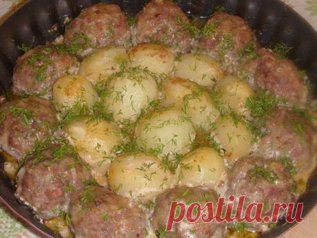 КОТЛЕТКИ С КАРТОШКОЙ В СМЕТАННО-ТОМАТНОМ СОУСЕ!