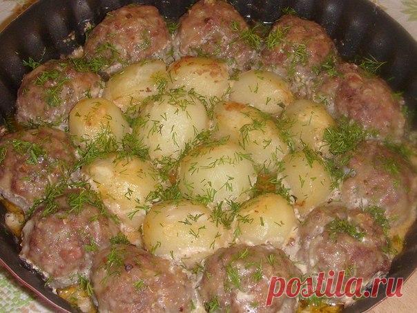 КОТЛЕТКИ С КАРТОШКОЙ В СМЕТАННО-ТОМАТНОМ СОУСЕ!
