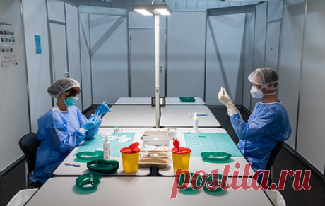Вакцина Pfizer против омикрон-штамма будет готова в марте. Генеральный директор компании Альберт Бурла пояснил, что на данный момент неясно, есть ли необходимость в специально адаптированной прививке, однако Pfizer заранее подготовит некоторые объемы, реагируя на спрос