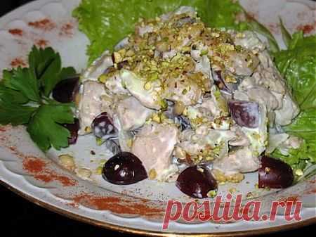 САЛАТ ИЗ КУРИЦЫ ПО-АЗЕРБАЙДЖАНСКИ
курица 1 шт.
сельдерей 300 г
майонез 300 гр
лук зелёный
виноград темный 200 гр
лимон 1 шт.
фисташки молотые 100 гр
листья мяты
листья салата зел.
зелень
соль
Курицу нарежьте кусочками +Сельдерей+ все лимонным соком.+Виноград ,и все  выложите в мясо.
Листья мяты мелко нарубите, смешайте с половиной фисташек,
+ в майонез и этой смесью заправьте мясо с овощами.
Готовое  блюдо на час в холодильник.
украсьте блюдо виноградом,фисташками,луком,листьями