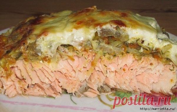 Готовим лосось с овощами под сметаной