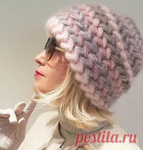 Очень красивая и необычная шапочка крючком.Забирайте к себе в копилку.