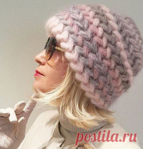 Очень красивая и необычная шапочка крючком.Забирайте к себе в копилку.