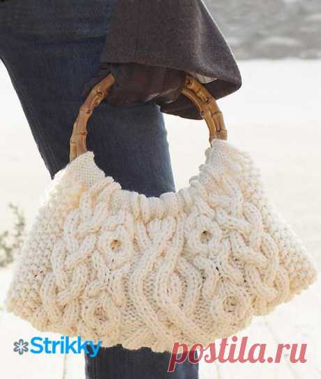 Сумка с круглыми ручками и аранами, вязаная спицами