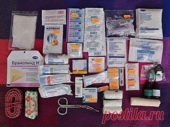 ЛЕКАРСТВА, КОТОРЫЕ ВСЕГДА ДОЛЖНЫ БЫТЬ В ДОМАШНЕЙ АПТЕЧКЕ 
 
🔹 При температуре: нурофен + много воды. Если ноги и руки холодные – добавить папаверин или но-шпа. 
🔹 Для обработки ран: перекись водорода или мирамистин, бактерицидный пластырь, бинт. 
🔹 От боли: нурофен или пенталгинПри поносе: без температуры – смекта, энтерол или бактисуптил; с температурой – активированный уголь, энтерофурил, регидрон, КИП, затем смекта или бактисуптил + щадящая диета на 5-7 дней. 
🔹 При гриппе и ОРВИ: циклофе