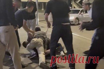 Избиение юноши толпой казахов в российском городе попало на видео. В центре Волгограда толпа избила юношу за попытку познакомиться с казахской девушкой. На представленном ролике видно, как группа мужчин, преимущественно казахов, набрасывается на молодого человека с кулаками. Когда последний оказывается на асфальте, его пинают по телу и голове.