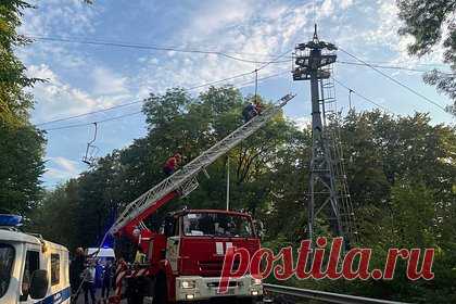 На российском курорте оборвалась канатная дорога, пострадали 12 человек, в том числе дети. Кресла полетели вниз вместе с людьми