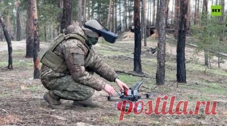 Воздушная технология боя: как дроны помогают российским штурмовикам на передовой. В условиях высокой активности вражеских дронов подвоз необходимых ресурсов к передовой становится сложной задачей. Боец с позывным Багги из 59-го танкового полка рассказал военкору RT Владу Андрице, что для поддержки штурмующих подразделений применяются как собственные, так и захваченные дроны. Эти беспилотники способны доставлять до 2 кг груза за один вылет, включая воду, еду, медикаменты и боеприпасы. Например,…