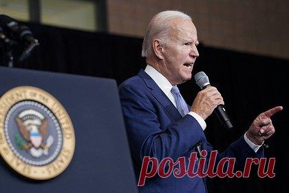 В США описали политику Байдена одной фразой. Политические провалы, которые допустила администрация президента США Джо Байдена, повлекут за собой победу республиканцев на промежуточных выборах и пересмотр рядя вопросов на повестке дня. Энди Паздер в материале для Fox News описал политику Байдена одной фразой — призывом «Остановите глупца».