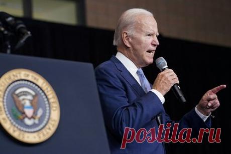 В США описали политику Байдена одной фразой. Политические провалы, которые допустила администрация президента США Джо Байдена, повлекут за собой победу республиканцев на промежуточных выборах и пересмотр рядя вопросов на повестке дня. Энди Паздер в материале для Fox News описал политику Байдена одной фразой — призывом «Остановите глупца».