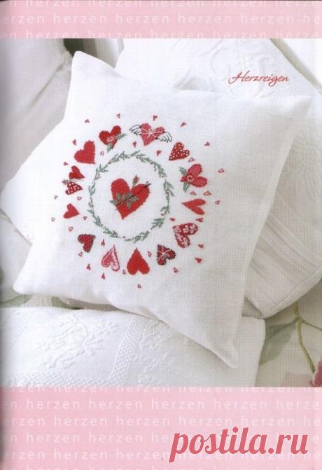 Вышивка. Подушка с сердечками
