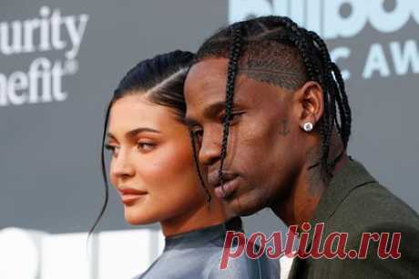 Кайли Дженнер и Трэвис Скотт захотели избавиться от первого общего дома. Американская бизнесвумен и модель Кайли Дженнер вместе с возлюбленным, рэпером Трэвисом Скоттом, захотела избавиться от первого общего дома. Пара выставила на продажу особняк в американском городе Беверли-Хиллз. Новому владельцу предлагается заплатить за недвижимость 21,9 миллиона долларов.