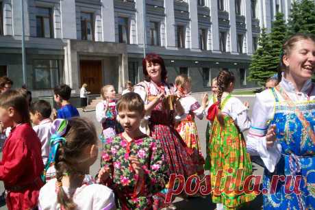 Хороводы - любимое наше занятие. Мы их водим везде, куда нас приглашают. Хороводы - древнее понятие и действо. Когда люди водят хороводы - во Вселенной устанавливается порядок, у людей улучшается настроение, потому что они приобщаются к мироустройству.