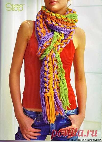 Модный шарф для девушки связан на картонке, что прекрасно заменило традиционную линейку