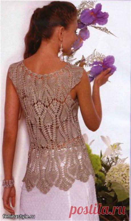 Топ связанный крючком.