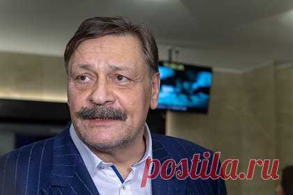 Звезду «Кухни» Дмитрия Назарова проверит Генпрокуратура. Российского актера Дмитрия Назарова проверит Генпрокуратура после обращения общественников. С данной просьбой в ведомство обратились активисты движения «Отцы России». Они потребовали запретить в стране все выступления звезды сериала «Кухня», а также принудить 66-летнего народного артиста к исправительным работы.