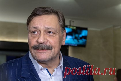 Звезду «Кухни» Дмитрия Назарова проверит Генпрокуратура. Российского актера Дмитрия Назарова проверит Генпрокуратура после обращения общественников. С данной просьбой в ведомство обратились активисты движения «Отцы России». Они потребовали запретить в стране все выступления звезды сериала «Кухня», а также принудить 66-летнего народного артиста к исправительным работы.