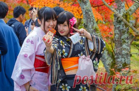 Японская компания Family Romance предлагает услуги актеров, которые за плату в $70 проведут с одинокими клиентами два часа и сделают с ними множество селфи, которые позже можно выложить в социальные сети...