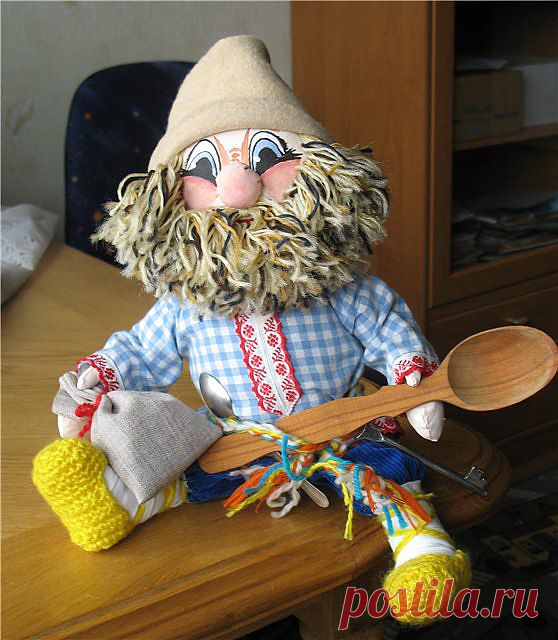 Это мой первый домовенок. Он родился по мастер-классу замечательного мастера-куклодела Юлии Омилаевой из города Краснодара.