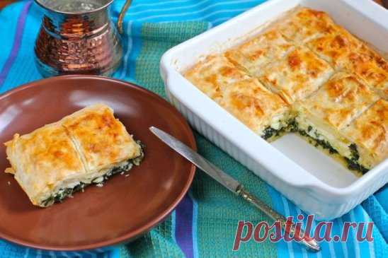 Бёрек со шпинатом и сыром
Упаковка теста фило;
молоко — 200 мл;
сливочное масло — 100 г;
яйцо — 1 шт.;
сыр белый (типа брынзы) — 200—300 г;
шпинат — 400 г;
лук — 1 головка;
соль, перец;
мускатный орех — щепотка;
зелень — по желанию.
 
Нарезать тесто кусками, примерно совпадающими по размеру с формой. Смешать тёплое молоко, растопленное сливочное масло и яйцо. Вымочить куски теста в молочной смеси (можно с помощью кулинарной кисти, тогда необходимо проделать процедуру с обеих сторон). Форму для