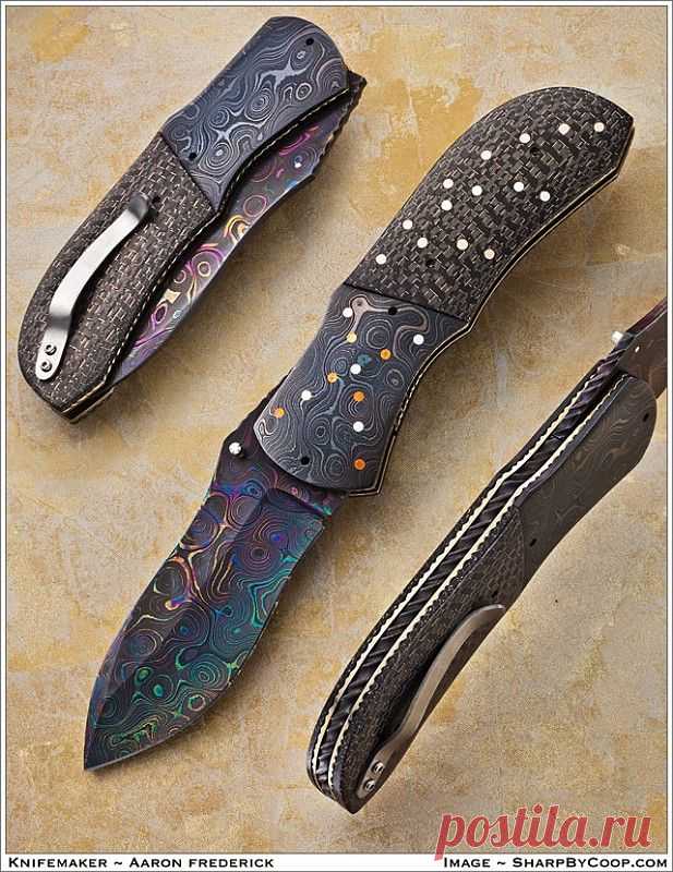 Нож складной от Aaron Frederick. Дамасская сталь. Оксидирование. Всечка желтым и белым металлами.