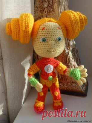 Рост 25 см, пряжа акрил 100 % ,наполнитель холлофайбер , внутри каркас из проволоки. Стоит с опорой.
Потребуется пряжа бежевого ,желтого ,светло зеленого, оранжевого цветов.
Вязание начинается с ног , по ходу вязания набивать холлофайбером и делать каркас из проволоки(предварительно обматать лейкопластырем). 
НОГИ-ТЕЛО :
розовой пряжей
1 : 5 в.п. ,поворачиваем 3 сбн, 3 сбн в одну петлю, 2 сбн, приб в последнюю петлю
2 : приб, 2 сбн, 3 приб, 2 сбн, 2 приб
3 : (1 сбн, приб)- 1 раз, 2 сбн, (*) - 3