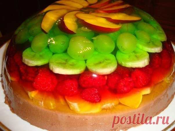 Желейный торт с фруктами - Эфария И еще одна вкуснота в копилку сладкоежкам. Желейный торт, сплошные фрукты и витамины. Ингредиенты: ●фрукты; ●сметана 400 мл. ●молоко 100 мл. ●сахар 200 г. ●желе разных цветов (красный, зелёный, желтый) 3 пак. ●желатин 1 пак. (25г). Приготовление: Для приготовления торта берём большую миску. На дно красиво выкладываем фрукты, помня о том, что это будет верх