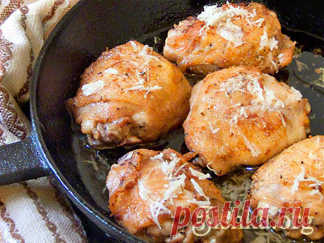 Жареные окорочка с чесноком 
Жареные на сковороде куриные окорочка под чесноком — рецепт давний, родной и любимый многими. Это не просто вкусный простой ужин, но ужин, который готовится всего 20 минут, а потому находка в будний …