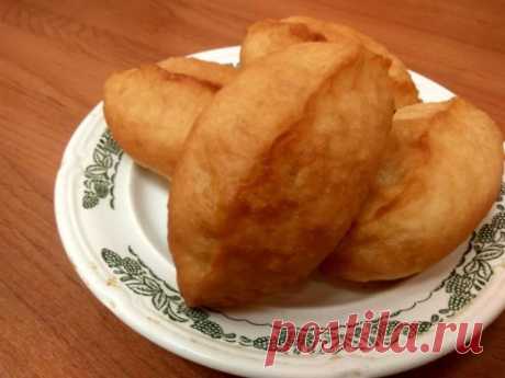 Пирожки без хлопот.... 

Пирожки получаются мягкие, вкусные и не черствеют 2-3 дня (если конечно доживут:)) Тесто готовится за 5 минут и сразу лепятся пирожки, не нужно ждать пока оно поднимется. 

Ингредиенты: 
1 стакан теплой воды; 
50 гр. прессованных дрожжей; 
1 ст. ложка сахара; 
1 ч. ложка соли; 
3 ст. ложки подсолнечного масла; 
4 стакана муки; 
1 стакан крутого кипятка; 
начинка любая 

Приготовление: 

В теплой воде развести дрожжи, добавить сахар, соль, подсолнеч...