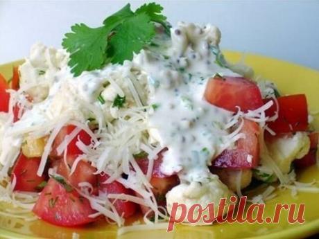 Салат из цветной капусты с помидорами

 63.6 ккал/100 г  Б/Ж/У: 5.9 / 2.46 / 4.92 

Ингредиенты:
цветная капуста (сырая) 200 г
помидор 1 шт
сыр маложирный твердый 50 г
чеснок 2 зубчика
кинза (по желанию), укроп
для соуса:
натуральный йогурт - 2 ст.л
соевый соус - 1 ч.л
горчица с зернышками - 1 ч.л
зеленый лук

Приготовление:
Цветную капусту промыть в холодной воде и разделить на маленькие соцветия.
Помидоры порезать кубиками.
Чеснок очистить и мелко порубить ножом. Все пер...