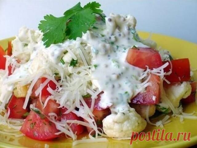 Салат из цветной капусты с помидорами

 63.6 ккал/100 г  Б/Ж/У: 5.9 / 2.46 / 4.92 

Ингредиенты:
цветная капуста (сырая) 200 г
помидор 1 шт
сыр маложирный твердый 50 г
чеснок 2 зубчика
кинза (по желанию), укроп
для соуса:
натуральный йогурт - 2 ст.л
соевый соус - 1 ч.л
горчица с зернышками - 1 ч.л
зеленый лук

Приготовление:
Цветную капусту промыть в холодной воде и разделить на маленькие соцветия.
Помидоры порезать кубиками.
Чеснок очистить и мелко порубить ножом. Все пер...